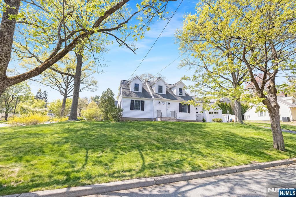 Property for Sale at 125 Greenway Road, Glen Rock, New Jersey - Bedrooms: 4 
Bathrooms: 2 
Rooms: 11  - $999,999
