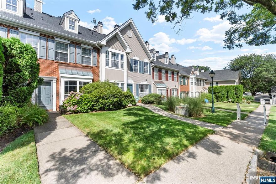 MOVE IN READY 2 FLOOR CONDO IN DESIRABLE FRANKLIN CROSSING. NEW LAMINATE FLOORING IN LIVING & DINING ROOM. MEIK W/ STAINLESS STEEL APPLIANCES & SPACE FOR A TABLE SPACIOUS MBR W/MBTH. 2ND BRM & HALL BTH COMPLEX OFFERS A SWIMMING POOL, TENNIS COURTS & CLUBHOUSE.