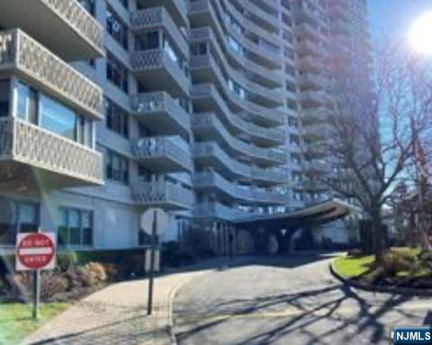 Photo of 2100 Linwood Ave #17T, Fort Lee, NJ 07024 (MLS # 26011957)