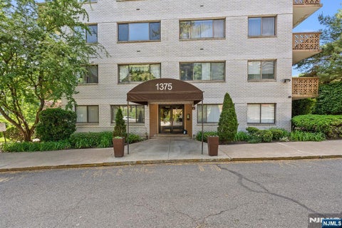 Photo of 1375 River RD #1A, Edgewater, NJ 07020 (MLS # 26032942)