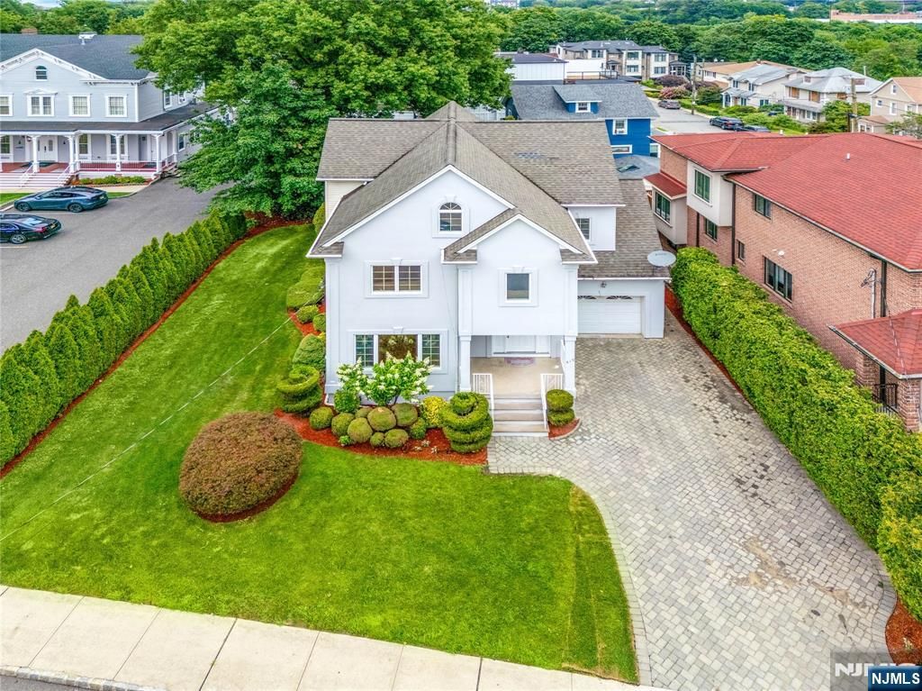 Photo of 519 Summit Avenue, Fort Lee, NJ 07024 (MLS # 25027623)
