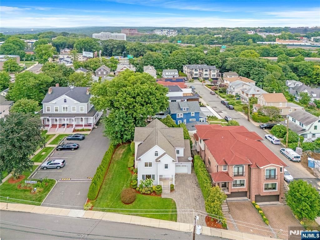 Photo of 519 Summit Avenue, Fort Lee, NJ 07024 (MLS # 25027623)