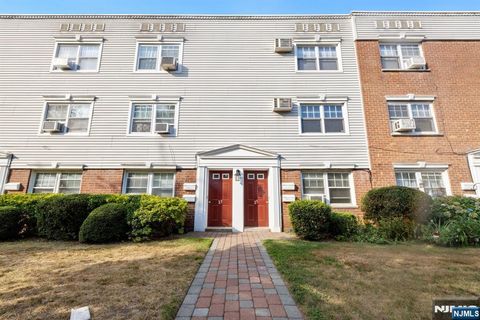 Photo of 25 Hastings Ave #B, Rutherford, NJ 07070 (MLS # 25038972)