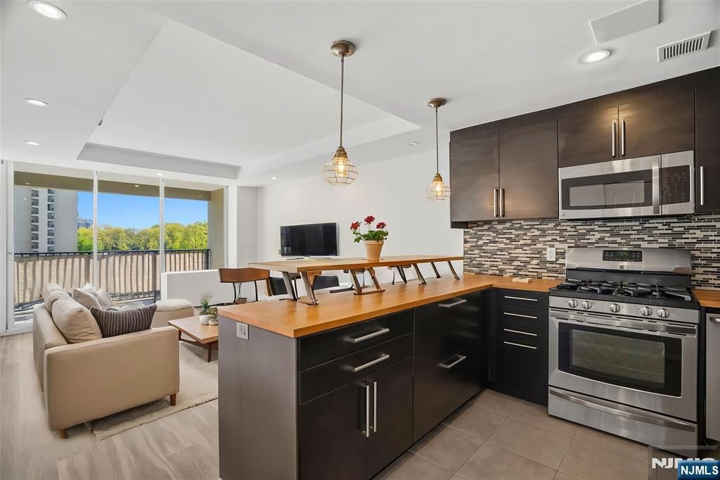 Photo of 6 Horizon Road #201, Fort Lee, NJ 07024 (MLS # 26015761)