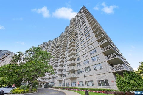 Photo of 2000 Linwood Avenue #10R, Fort Lee, NJ 07024 (MLS # 26025089)