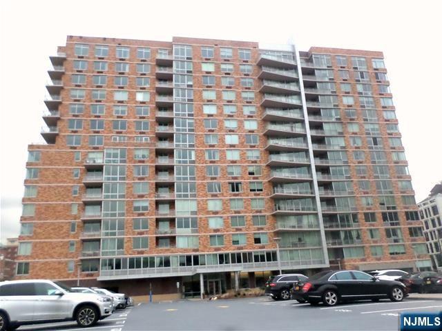 Rental Property at 707 Hudson Park 707, Edgewater, New Jersey - Bedrooms: 1 
Bathrooms: 2 
Rooms: 4  - $3,100 MO.