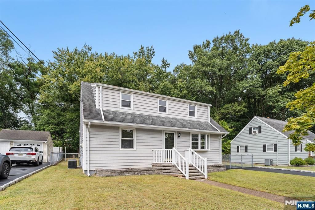 Photo of 18 Farmingdale Avenue, Bloomfield, NJ 07003 (MLS # 25032870)