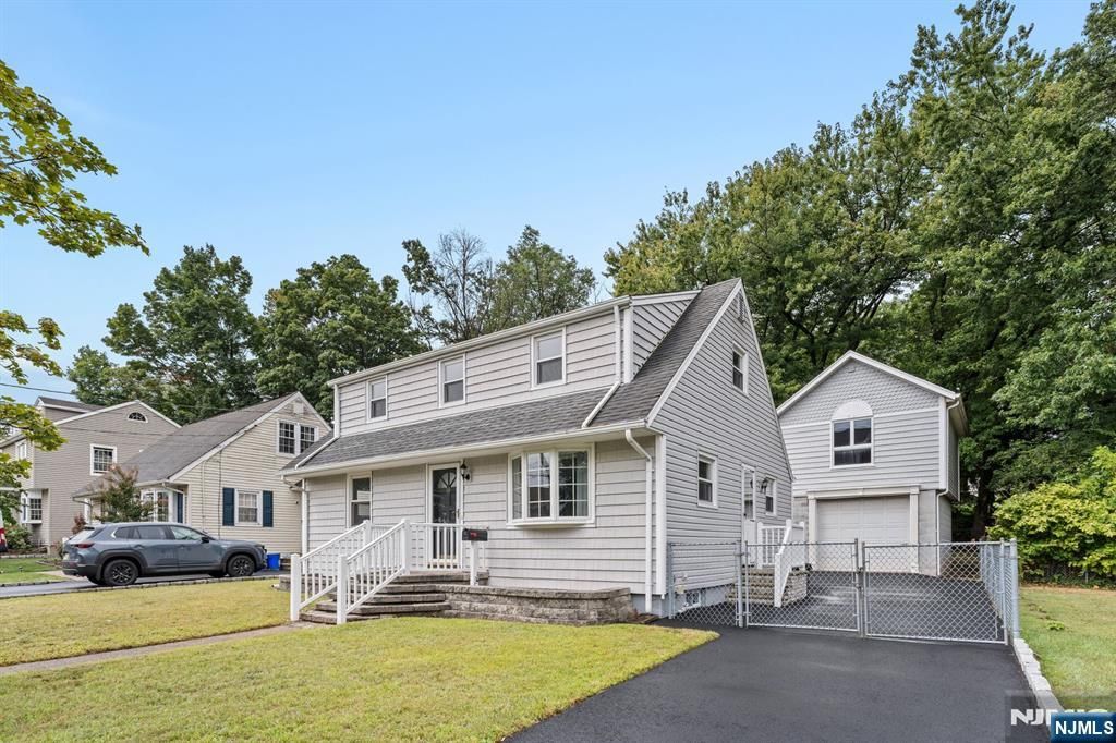Photo of 18 Farmingdale Avenue, Bloomfield, NJ 07003 (MLS # 25032870)