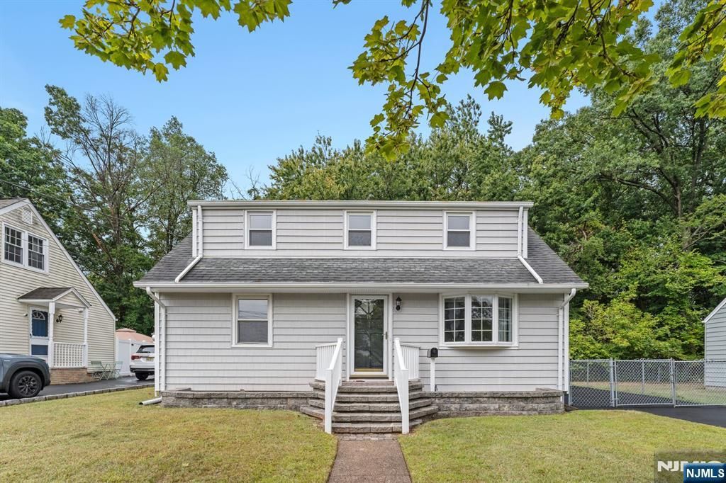 Photo of 18 Farmingdale Avenue, Bloomfield, NJ 07003 (MLS # 25032870)