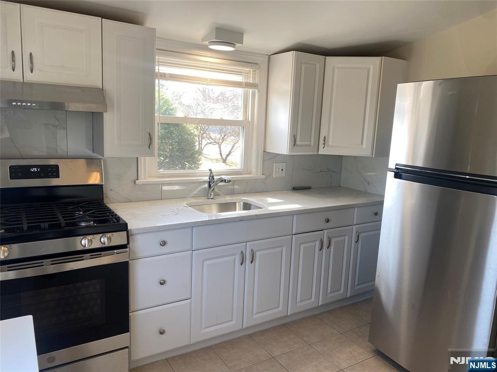 Rental Property at 97 Kinderkamack Rd Upper, Park Ridge, New Jersey - Bedrooms: 2 
Bathrooms: 1 
Rooms: 5  - $2,500 MO.