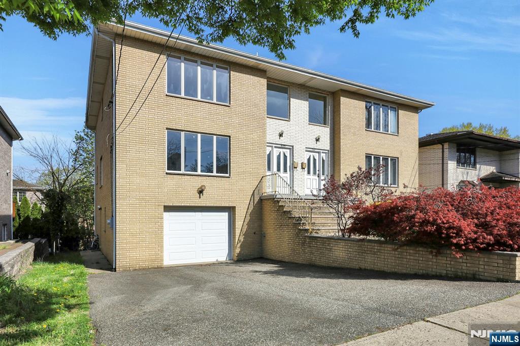 535 Orchard Ave, Palisades Park, New Jersey - 3 Bedrooms  
3 Bathrooms  
7 Rooms - 