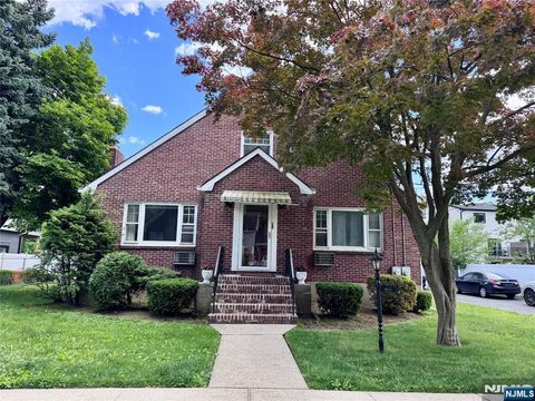 Photo of 816 Kingsland LN #Apt 1, Fort Lee, NJ 07024 (MLS # 26020116)
