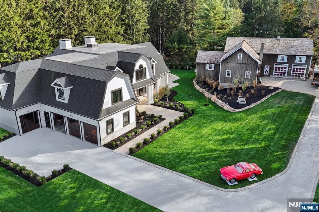 Photo of 48 Pleasant Avenue, Upper Saddle River, NJ 07458 (MLS # 25035710)