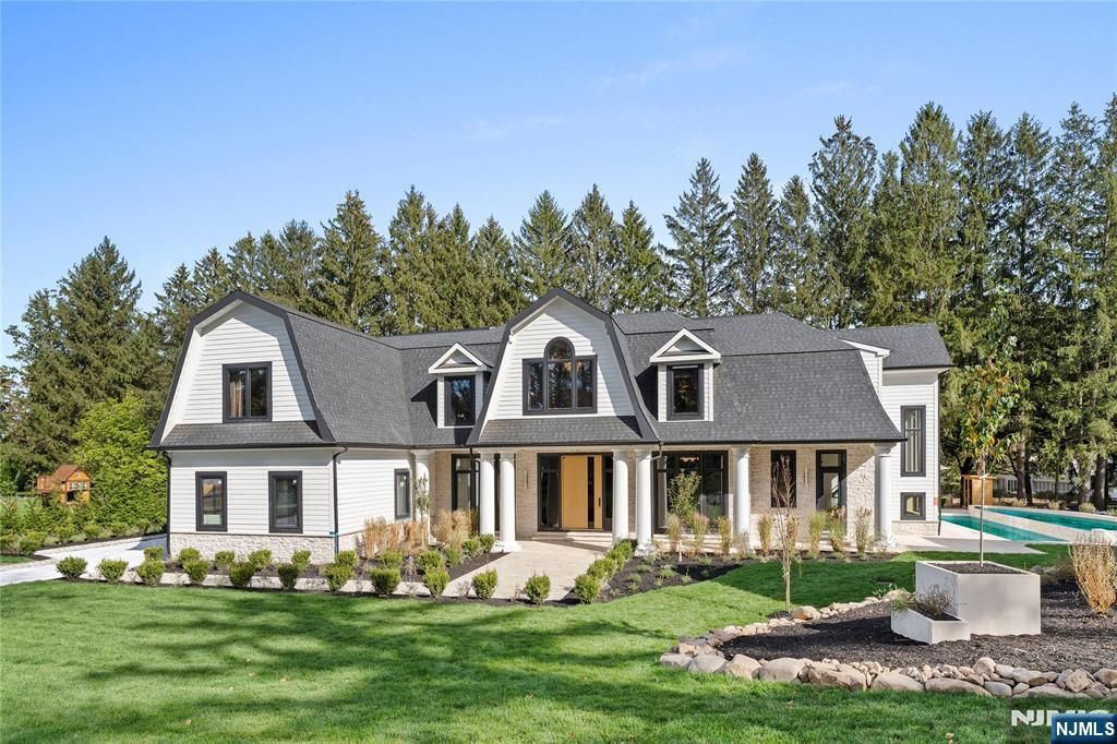 Photo of 48 Pleasant Avenue, Upper Saddle River, NJ 07458 (MLS # 25035710)