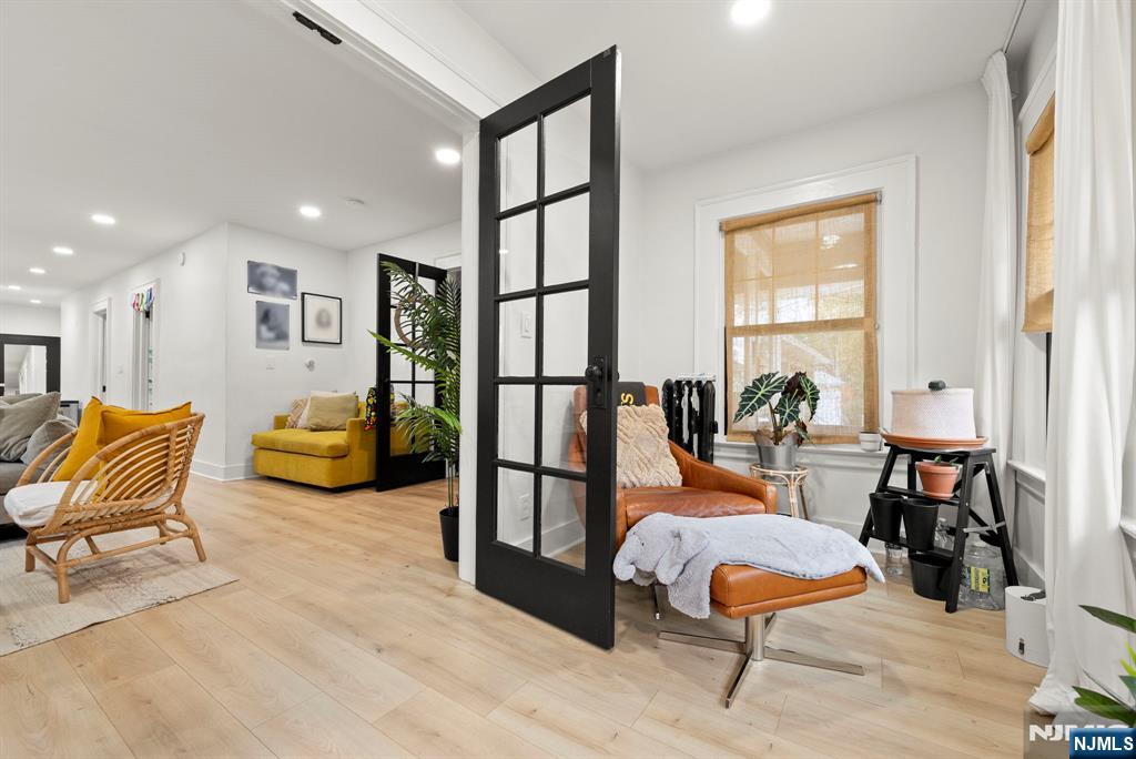 11 W Gouverneur Avenue