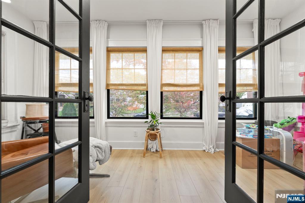 11 W Gouverneur Avenue