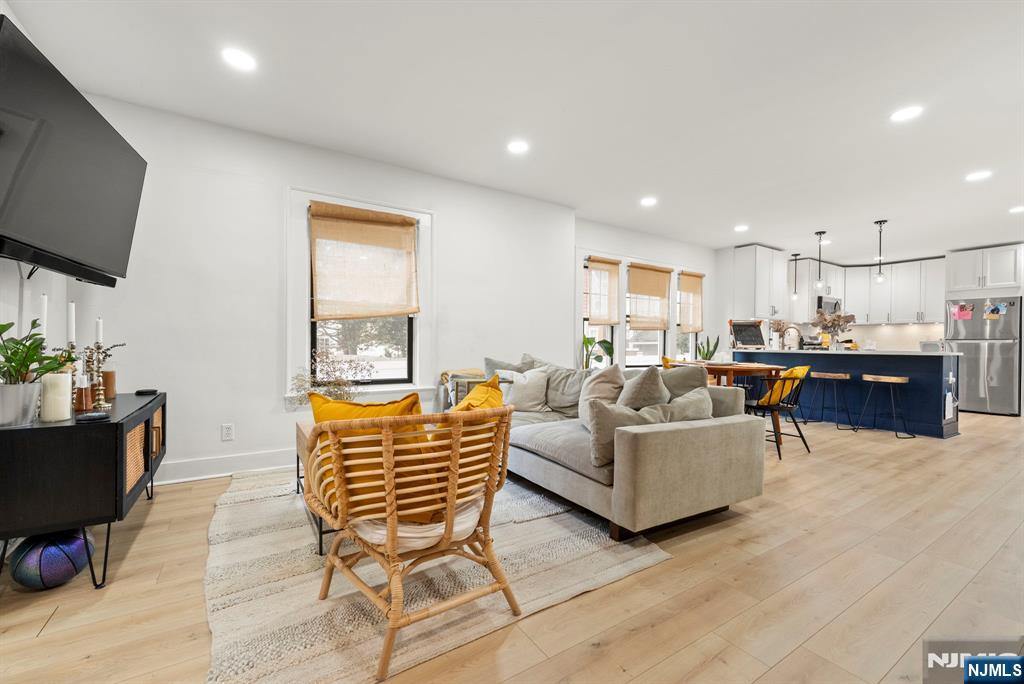 11 W Gouverneur Avenue