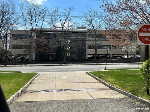 Photo of 700 E Palisade Avenue #G-1, Englewood Cliffs, NJ 07632 (MLS # 26014423)