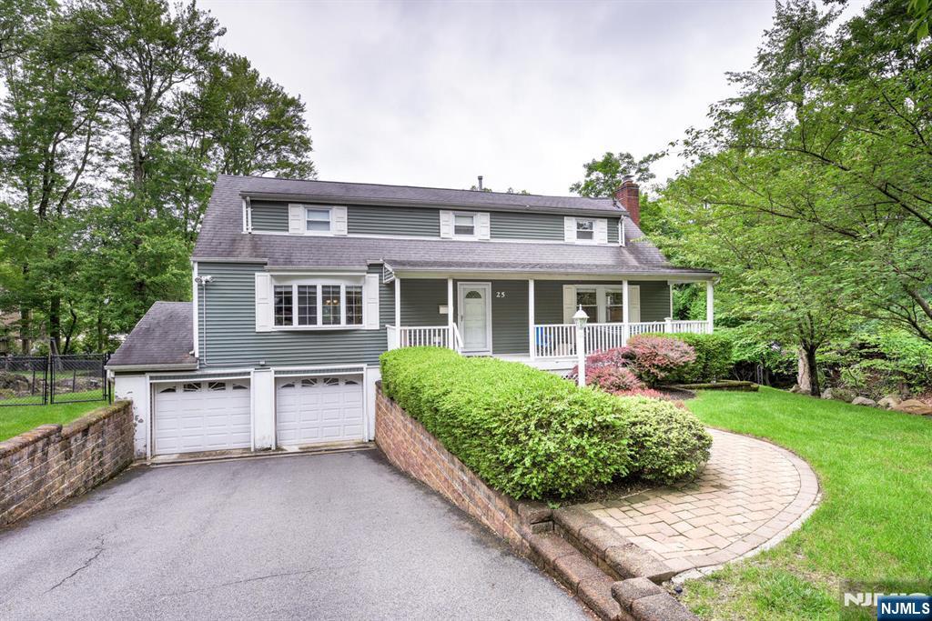25 Fern Terrace, Wayne, New Jersey - 4 Bedrooms  
3 Bathrooms  
9 Rooms - 
