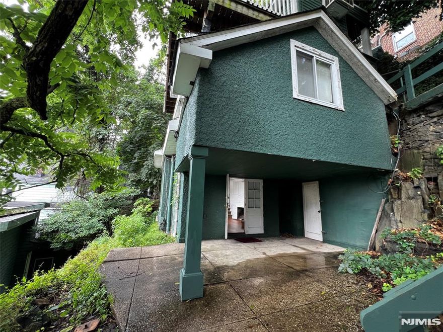 Charming Two-bedrooms/office or hobby area, apartment located on a serene, private street in a rustic area. Stairs leading up to the apartment and an additional space ideal for storage, with one dedicated parking space. Recently renovated Kitchen. Laundry for an additional charge. This apartment offers the best of both worlds - peaceful living with breathtaking city views. Don't miss out on this unique opportunity