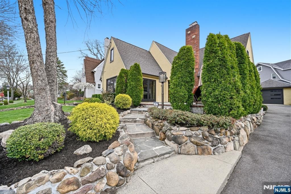 Photo of 11 Ashton Place, Glen Rock, NJ 07452 (MLS # 26015323)