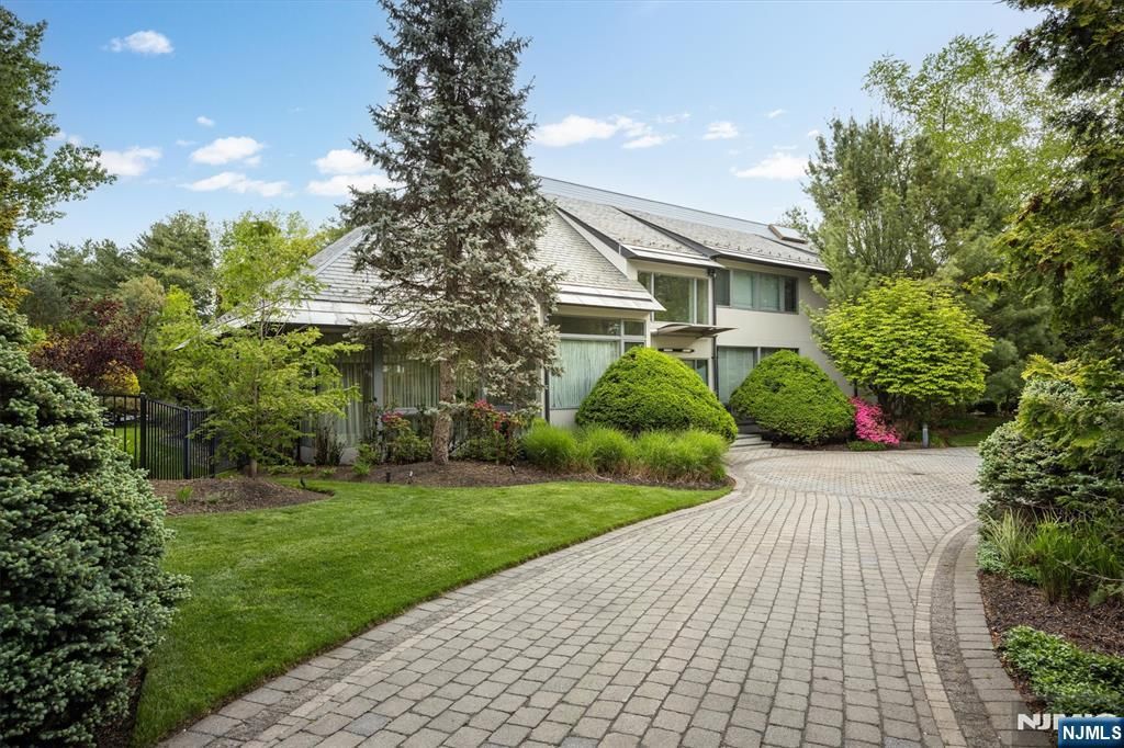 Photo of 4 Hunter Ridge, Woodcliff Lake, NJ 07677 (MLS # 26015771)