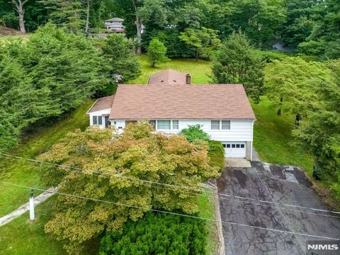 4 Schubert Lane Paramus NJ 07652