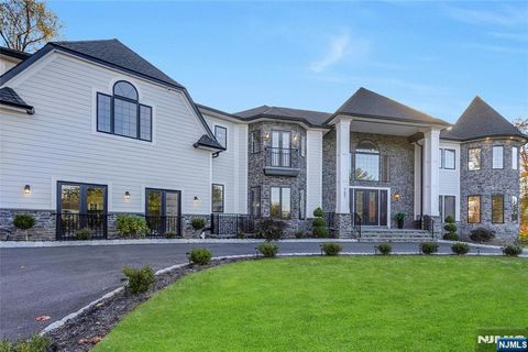 Photo of 707 Black Hawk Lane, Franklin Lakes, NJ 07417 (MLS # 25036282)