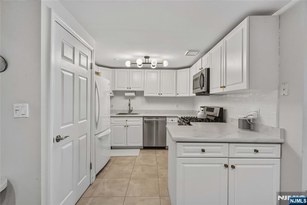 518 Gregory Avenue A221