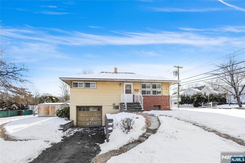 Photo of 14 Lakeview Drive, Emerson, NJ 07630 (MLS # 25044089)