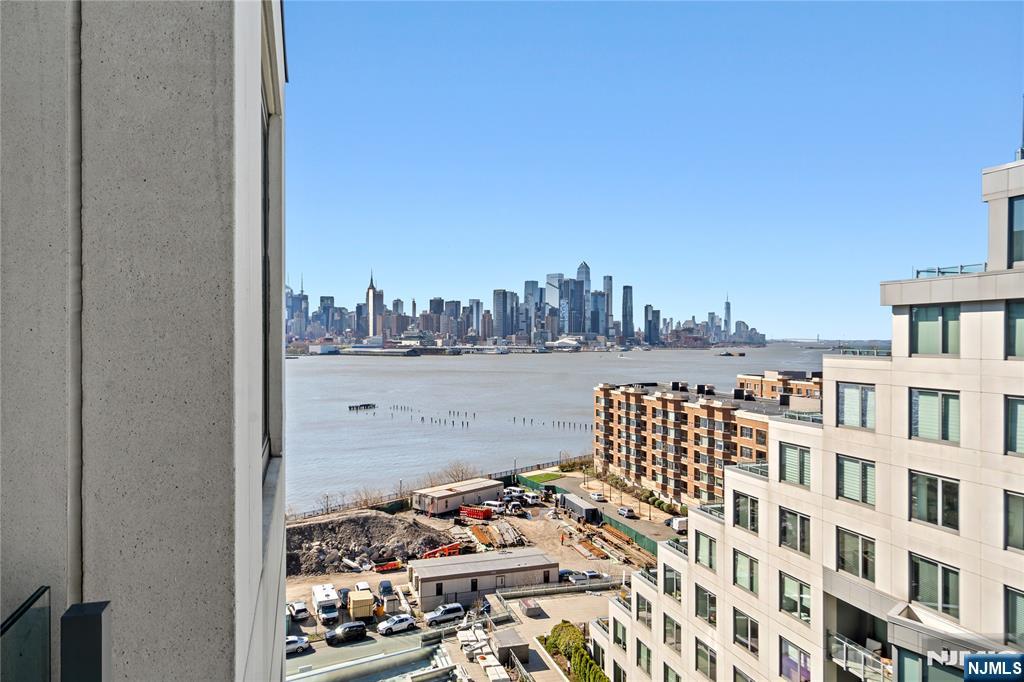 9 Ave At Port Imperial 1111, West New York, New Jersey - 2 Bedrooms  
2 Bathrooms  
7 Rooms - 