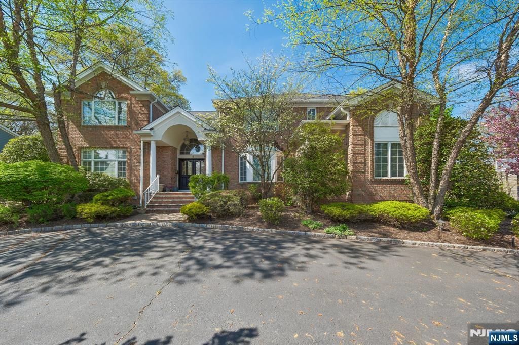 Photo of 4 Fordham Road, Livingston, NJ 07039 (MLS # 26019440)