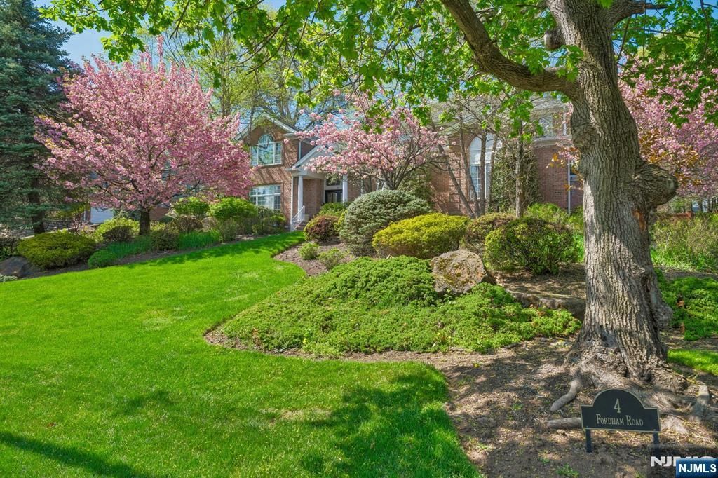 Photo of 4 Fordham Road, Livingston, NJ 07039 (MLS # 26019440)