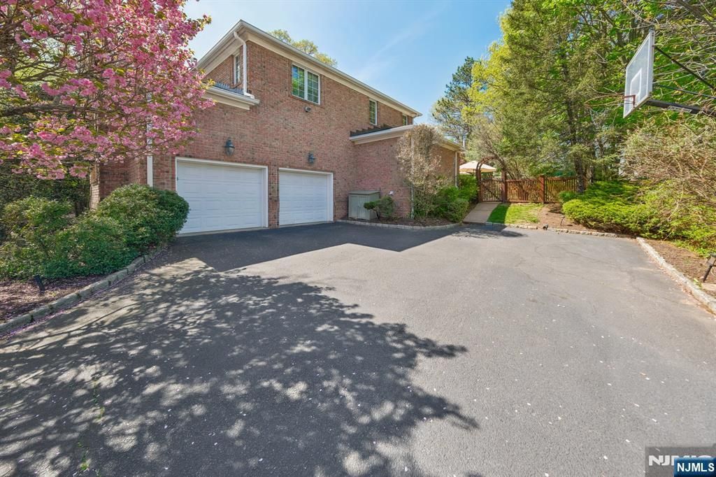 Photo of 4 Fordham Road, Livingston, NJ 07039 (MLS # 26019440)