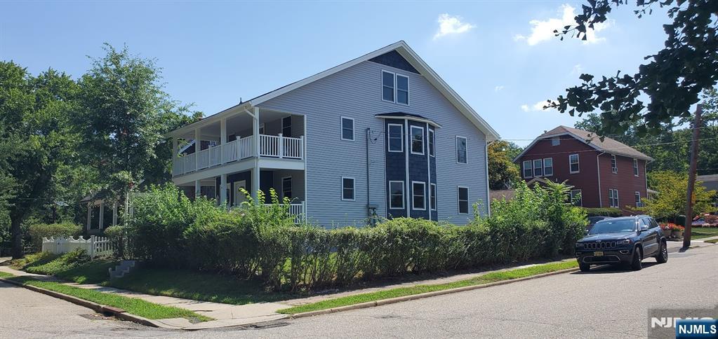 4 Orchard Sq 1, Caldwell, New Jersey - 3 Bedrooms  
2 Bathrooms  
6 Rooms - 