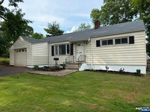 Photo of 25 Lakeview Drive, Emerson, NJ 07630 (MLS # 26024855)