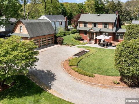 Photo of 25 Pascack Road, Park Ridge, NJ 07656 (MLS # 26007173)