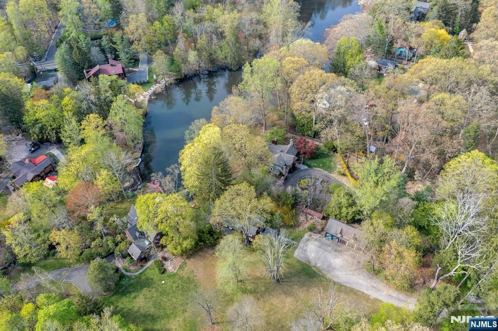 Photo of 17 Hillside Avenue, Upper Saddle River, NJ 07458 (MLS # 25013900)