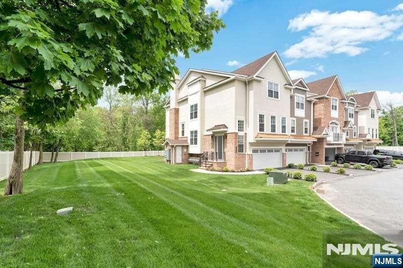 1008 Opus Way
