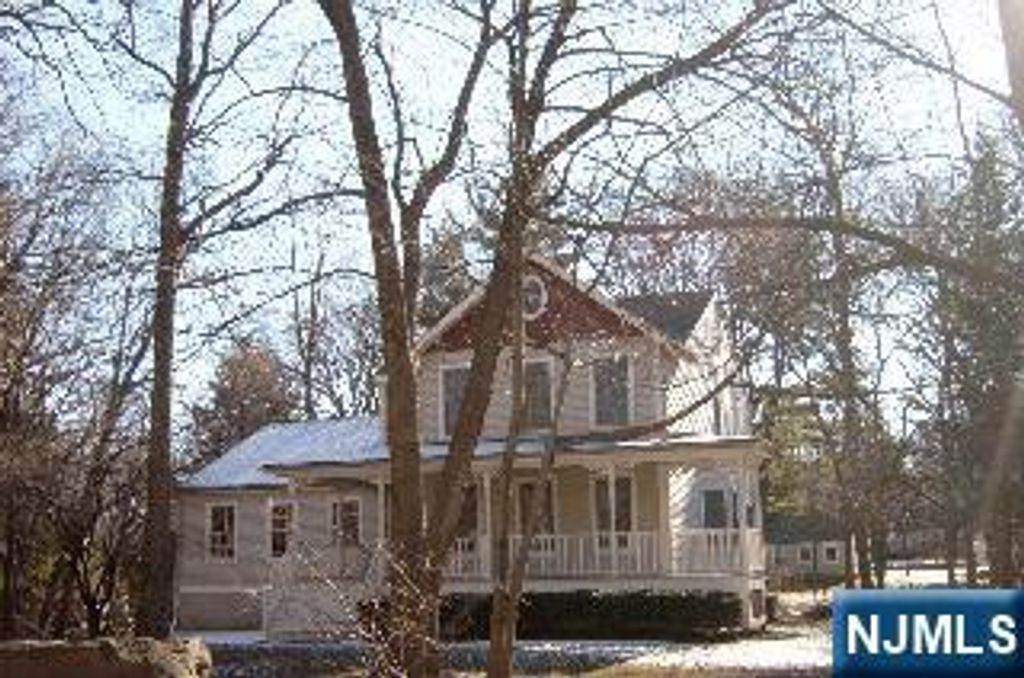 Photo of 4 Lee Court, Waldwick, NJ 07463 (MLS # 26001743)