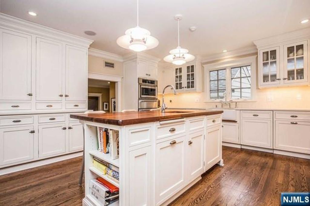 Photo of 10 Orchard Place, Tenafly, NJ 07670 (MLS # 26000891)