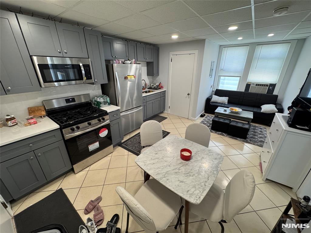 68 Macarthur Ave 7, Garfield, New Jersey - 2 Bedrooms  
1 Bathrooms  
3 Rooms - 