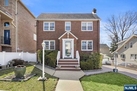 Photo of 370 Aurora Ave #2, Cliffside Park, NJ 07010 (MLS # 26013135)