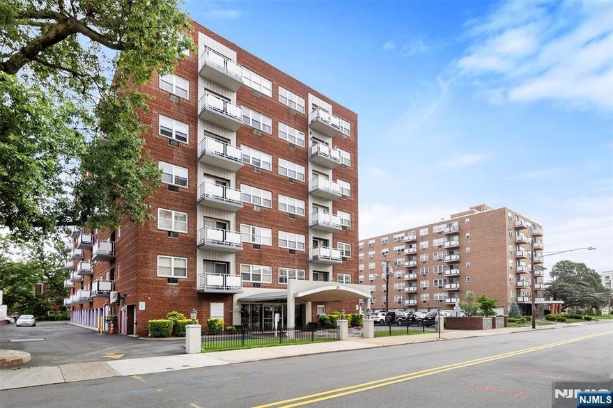 Modern UPDATED elevator mid rise condo in prestigious Fairmount section of northern Hackensack, Gleaming NEWer floors. Completely UPDATED kitchen and bath. Terrace. Brightest southern exposure. HOA fee includes heat, hot/cold water and one reserved outdoor parking space (#10). NY bus appx 1/2 block; near NYC train. Close to shopping, malls and highways with easy access to NYC by car.