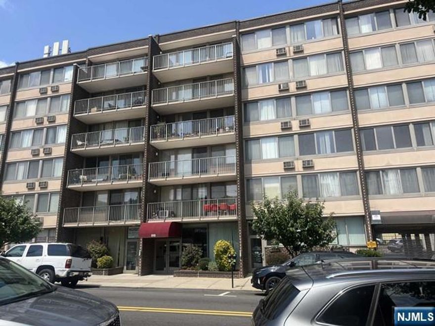 Top floor unit with a terrace and a NYC view. Large living room, dining area, kitchen, bedroom and full bath. Plenty of closets, laundry on site and elevator. Heat and hot water are included. Walking distance to NYC transportation and shopping.