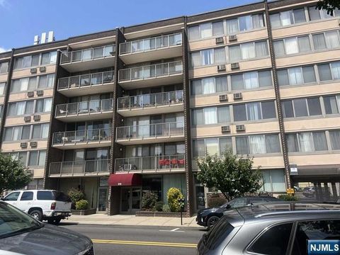Photo of 515 Anderson Ave #6B, Cliffside Park, NJ 07010 (MLS # 26013138)