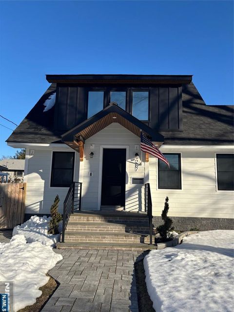 Photo of 287 Gifford Pl, Teaneck, NJ 07666 (MLS # 26007229)