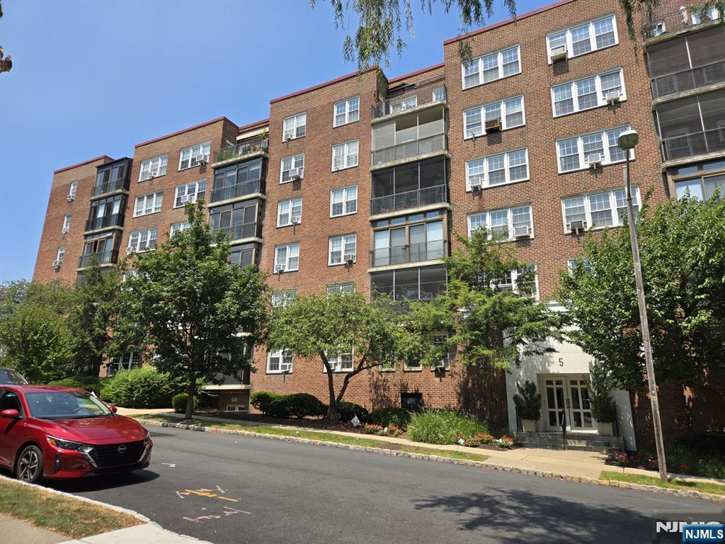 5 Roosevelt Place 1F