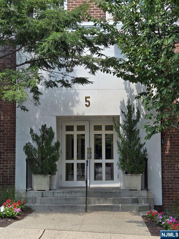 5 Roosevelt Place 1F