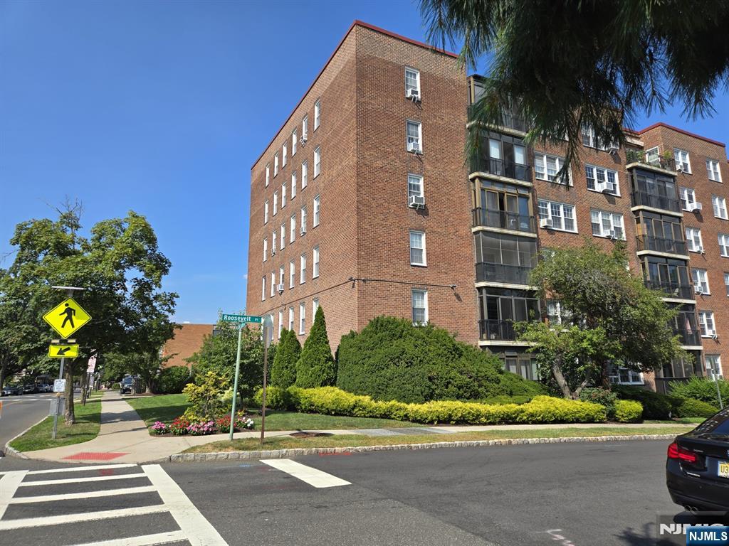 5 Roosevelt Place 1F